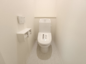 1号棟【トイレ】■トイレ　快適で清潔な温水洗浄機能を標準で備えています。スペースも広くとっているので普段のお掃除もしやすいトイレスペースです。
