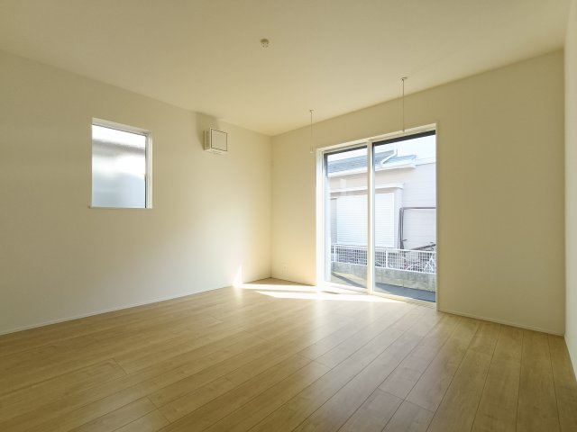 1号棟【洋室】■8.75帖洋室　室内物干し金物を設置♪ちょっとした洗濯物も干しやすいですね♪