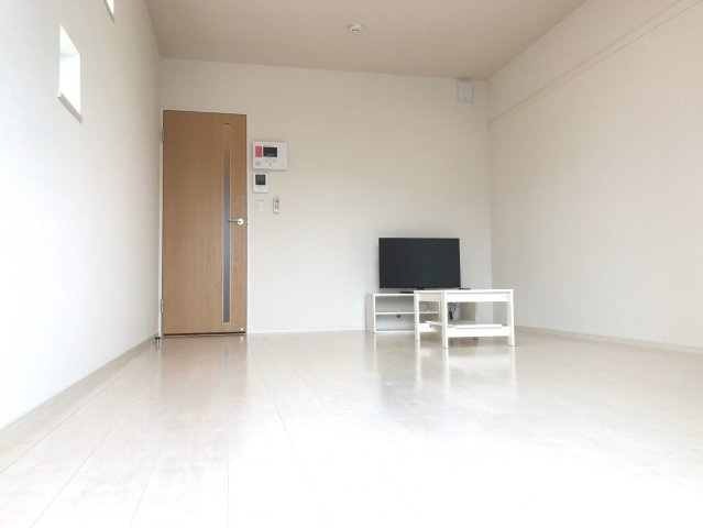 クレイノ西山【居間・リビング】居室9.8畳。高遮音界壁、防音パイプなど音にも配慮してます