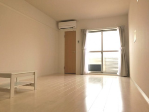 クレイノ西山【居間・リビング】居室9.8畳。高遮音界壁、防音パイプなど音にも配慮してます