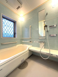 快適なリラックスタイムに最適な広々としたバスルームです。窓から自然光が差し込み、明るい空間を演出します。毎日のバスタイムがさらに特別な時間に♪