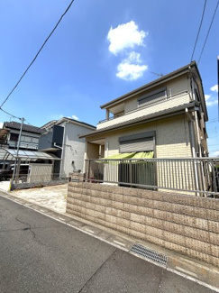 スーパーやコンビニ、ドラッグストアが徒歩10分圏内。買い物便利な住環境です。