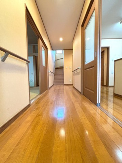 玄関から階段までを繋げる1階廊下部分です。
手すりがついており、バリアフリーに配慮した仕様になっております。