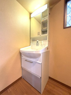 洗面用具や日用品もすっきり収納できる、使い勝手のいい独立洗面台です。
朝の身支度や帰宅後の手洗いもスムーズに行える快適な洗面所です。
