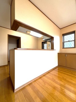 シンプルで統一感のあるデザインが魅力的のキッチンです。
付近に小窓付きで採光性・換気も◎