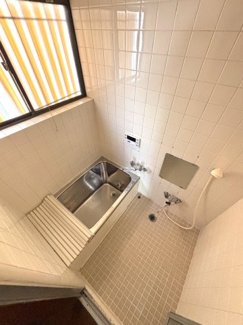 毎日の疲れを癒す浴室。窓付きで換気・お掃除もしやすい構造です。
