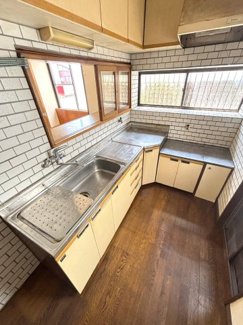 広々としたL型キッチンが日々の生活に彩りをもたらしてくれます。