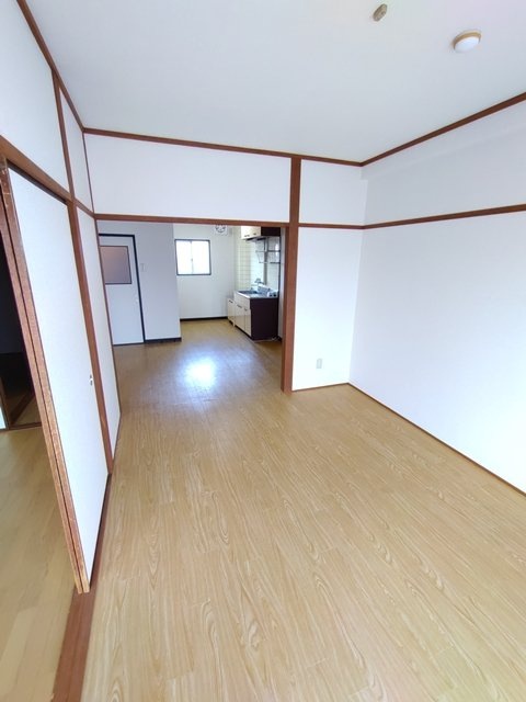 ファミール若松【居間・リビング】洋室