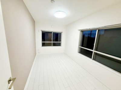 窓からの光がしっかり入り室内が明るく感じられます。白を基調としたフローリングが清潔感を演出しています。壁面のアクセントカラーが空間に個性を与えています。スッキリとした洋室で使い勝手も良好です。