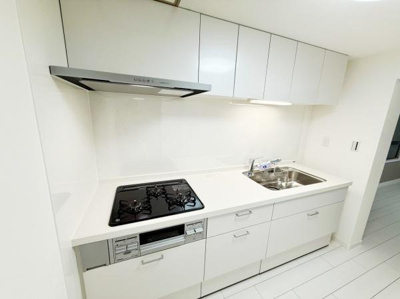 清潔感のあるキッチンです。収納スペースが豊富で調理器具や小物もすっきりと片付きます。広々とした作業スペースで調理がスムーズに行えます。ガスコンロとシンクがバランスよく配置されています。