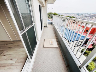 開放感のある眺望が特徴のバルコニーです。ゆったりとしたスペースがあり使い勝手の良い形状です。室内から直接アクセスできるので利便性が高いです。屋外の光や風も感じやすいバルコニーとなっています。