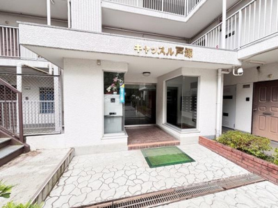 エントランス部分は広々とした印象で清潔感のあるデザインです。段差が少なく歩きやすいアプローチになっています。ガラス面から自然光が差し込み明るさが感じられます。