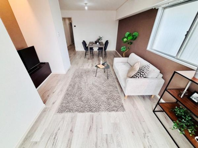 リビングは明るいフローリングと落ち着いたアクセントクロスが調和した空間です。大きな窓があり自然光がたっぷり入ります。家具レイアウトもしやすいシンプルな形状です。ゆとりある広さで快適に過ごせます。