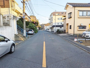 横浜市緑区東本郷５丁目の新築一戸建【前面道路含む現地写真】