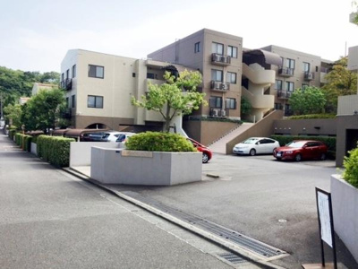 落ち着いた住宅街に位置する集合住宅です。敷地内は広々とした駐車スペースが確保されています。周囲には自然も感じられ建物の外観はシンプルで清潔感があります。