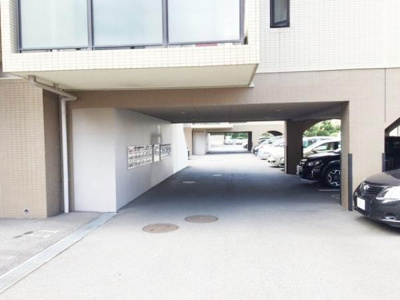 敷地内に駐車場が整備されています。屋根付きスペースにより車両の保管に便利です。建物と一体型の設計でスムーズな動線が確保されています。駐車場部分も清潔感があり管理のしやすさが感じられます。