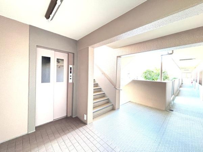 エレベーターが設置されており移動が快適に行えます。共用部分は明るい雰囲気で開放的な空間設計です。階段も近くにあるため用途に合わせて使い分けが可能です。清潔感のある共用廊下で安心してご利用いただけます。