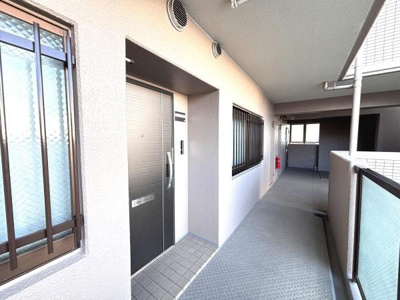 共用廊下は明るくしっかりとしたつくりが感じられます。玄関周りも広く整理しやすい空間です。窓付きで通気にも配慮されています。防犯性にも安心感のある設計です。