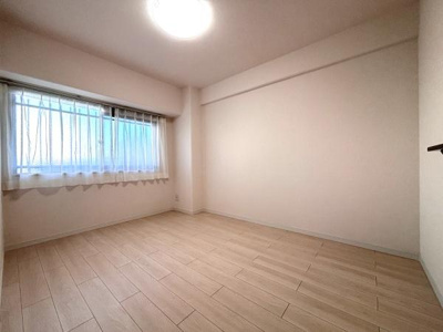 明るい日差しが差し込む洋室は落ち着いた雰囲気の内装が特徴です。シンプルなデザインでさまざまなインテリアに馴染みやすい空間です。窓が広めで開放感が感じられ心地よい毎日をサポートします。