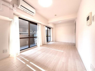 明るい色調の床材が室内全体をすっきりとした印象にしています。大きな窓からたくさんの自然光が差し込み開放的な空間です。壁面には余計な装飾がなくシンプルで使いやすいリビングです。