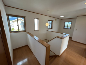 伊那市山寺中古住宅【共有部分】２階廊下は西側に窓を数か所あり、夕方の時間帯も明るく過ごせます。