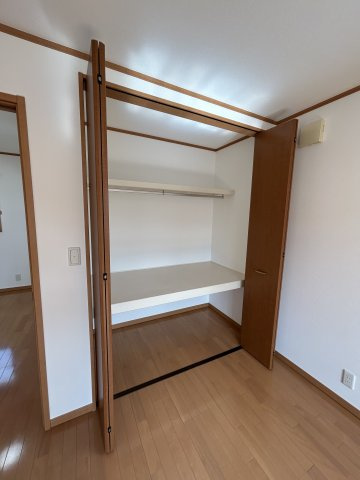 伊那市山寺中古住宅【収納】収納段を設け、洋服や小物をうまくまとめられます！