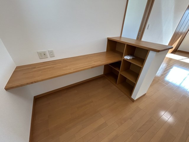 伊那市山寺中古住宅【設備】２階洋室一か所にデスクスペースがございます。