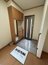 伊那市山寺中古住宅【玄関】シューズボックスのほかに鏡も設置し、出かける直前も身だしなみを整えられます。