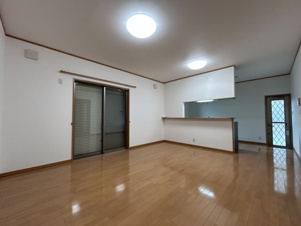 伊那市山寺中古住宅【居間・リビング】シャッター窓付きで、防犯面も安心です。