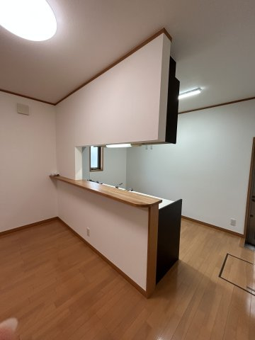 伊那市山寺中古住宅【キッチン】カウンター越しに料理を渡しやすく、片付けもスムーズ。