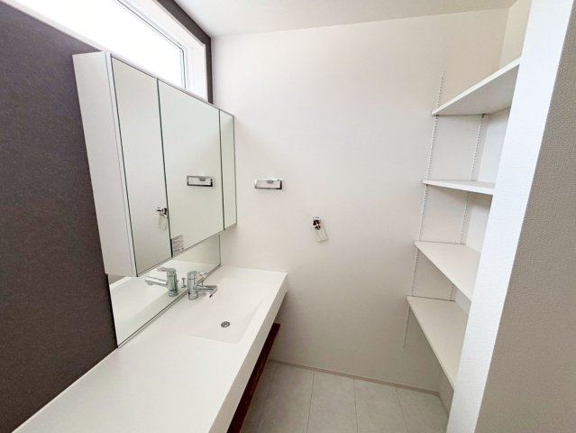 収納に活躍！可動棚付きの収納スペース！