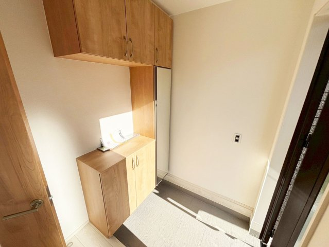 天井の高さまである大型のシューズボックスで家族の靴が増えても安心