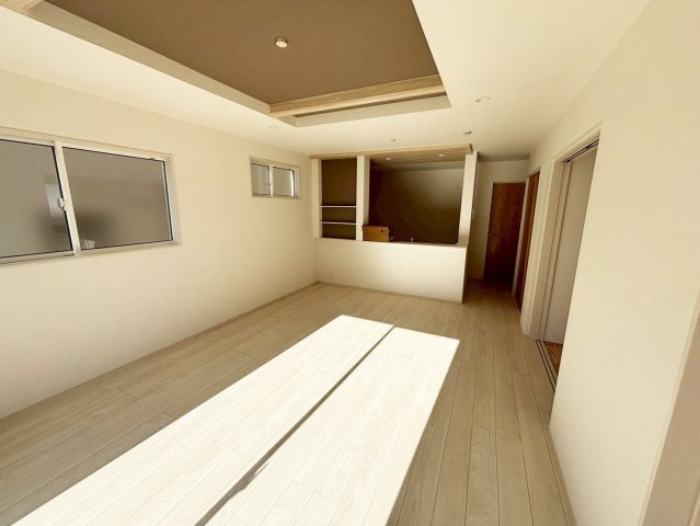 対面キッチンのリビングは明るく開放感があり、和室と続き間で使用できる広々とした空間です