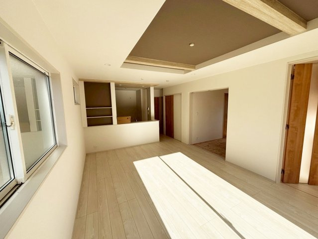 リビングへつながるドアを開くとすぐに開放的なリビングがございます