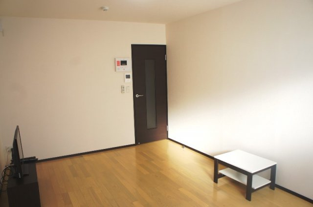 クレイノ陶元町【居間・リビング】お部屋広々！窓南向きで光が差し込みます！