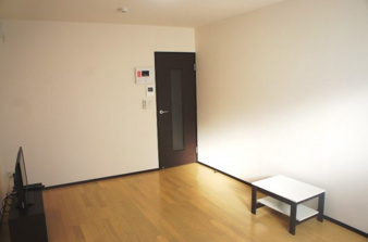 クレイノ陶元町【居間・リビング】お部屋広々！窓南向きで光が差し込みます！