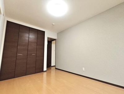 シンプルな内装が魅力の洋室です。収納力のあるクローゼットが設置されておりお部屋をすっきりと使えます。フローリング仕様で清掃もしやすい空間です。落ち着いた雰囲気の色使いが特徴となっています。
