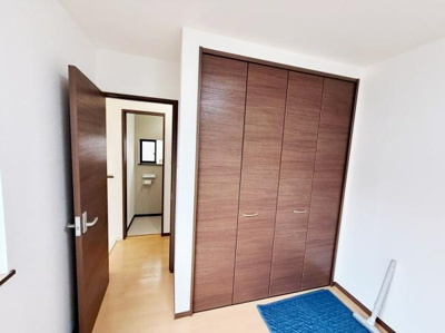 木目調の扉が印象的な収納スペースです。お部屋と一体感のあるデザインでさまざまな用途に使いやすい仕様です。室内をすっきりと見せたい方におすすめです。廊下や他の部屋との動線も良好です。