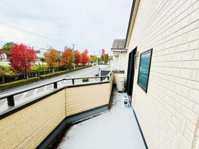 ゆとりのある広さを持つバルコニーが魅力的です。外観と一体感のあるデザインとなっています。道路沿いで開放感を感じられます。周囲に植栽があり季節の変化も楽しめます。