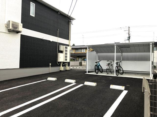 ディベロップ富田【駐車場】外観写真（昼）