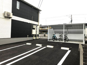 ディベロップ富田【駐車場】外観写真（昼）