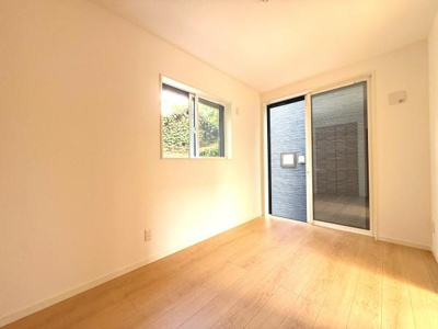 明るい室内が印象的な空間です。窓から差し込む自然光が心地よく広がります。室内はシンプルな内装で様々なインテリアと合わせやすいです。白を基調とした床材が清潔感を演出します。開放的な雰囲気が感じられます。