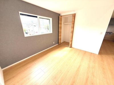 玄関はすっきりとしたデザインで木目調の扉と収納が調和しています。収納スペースが設けられており使い勝手も考慮されています。明るい床材が空間を広く感じさせます。全体的に清潔感のある印象です。