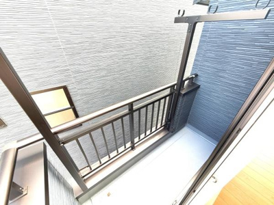 前面道路が広々としており車の出し入れもしやすい環境です。周囲には整然とした建物が並び開放感があります。電線や道路標識もすっきりと整備されています。陽当たりも良好で明るい印象を与えます。