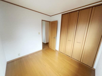 シンプルな内装により様々なインテリアに合わせやすい洋室です。収納力のあるクローゼットが設置されています。フローリングの質感が室内に温かみを与えています。落ち着いた雰囲気の空間になっています。