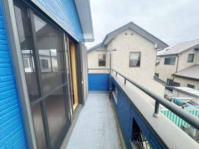 開放的な雰囲気が広がるバルコニーです。陽射しが期待できる明るい空間になっています。ガラス戸から室内へのアクセスも便利です。周囲の景色も楽しめる設計が魅力的です。