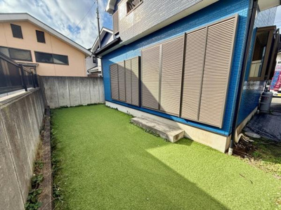 外からの視線が気になりにくい庭空間です。人工芝が敷かれていてメンテナンスの手間が少なく済みます。室内から庭へのアクセスもしやすい設計となっています。広さを生かした使い方ができます。