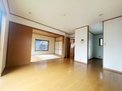 リビングは広々とした空間で隣接する和室と一体感があります。明るい木目調の床が優しい印象を与えます。シンプルな内装でインテリアの自由度も高まります。開口部が多く採光にも配慮されています。