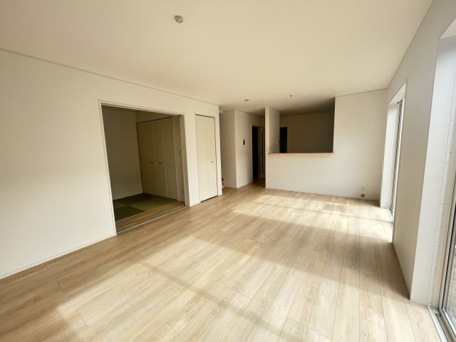 唐船建売１号地【居間・リビング】南側の窓は明るい光が沢山差し込みます！！