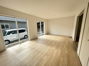 唐船建売１号地【居間・リビング】落ち着きのある色合いの明るいリビングです！！